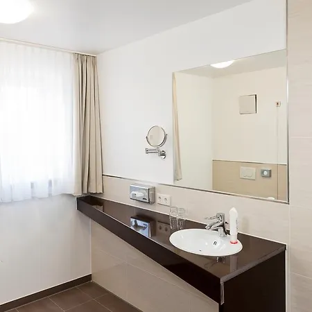 Komforthotel Butjadinger Tor 4*